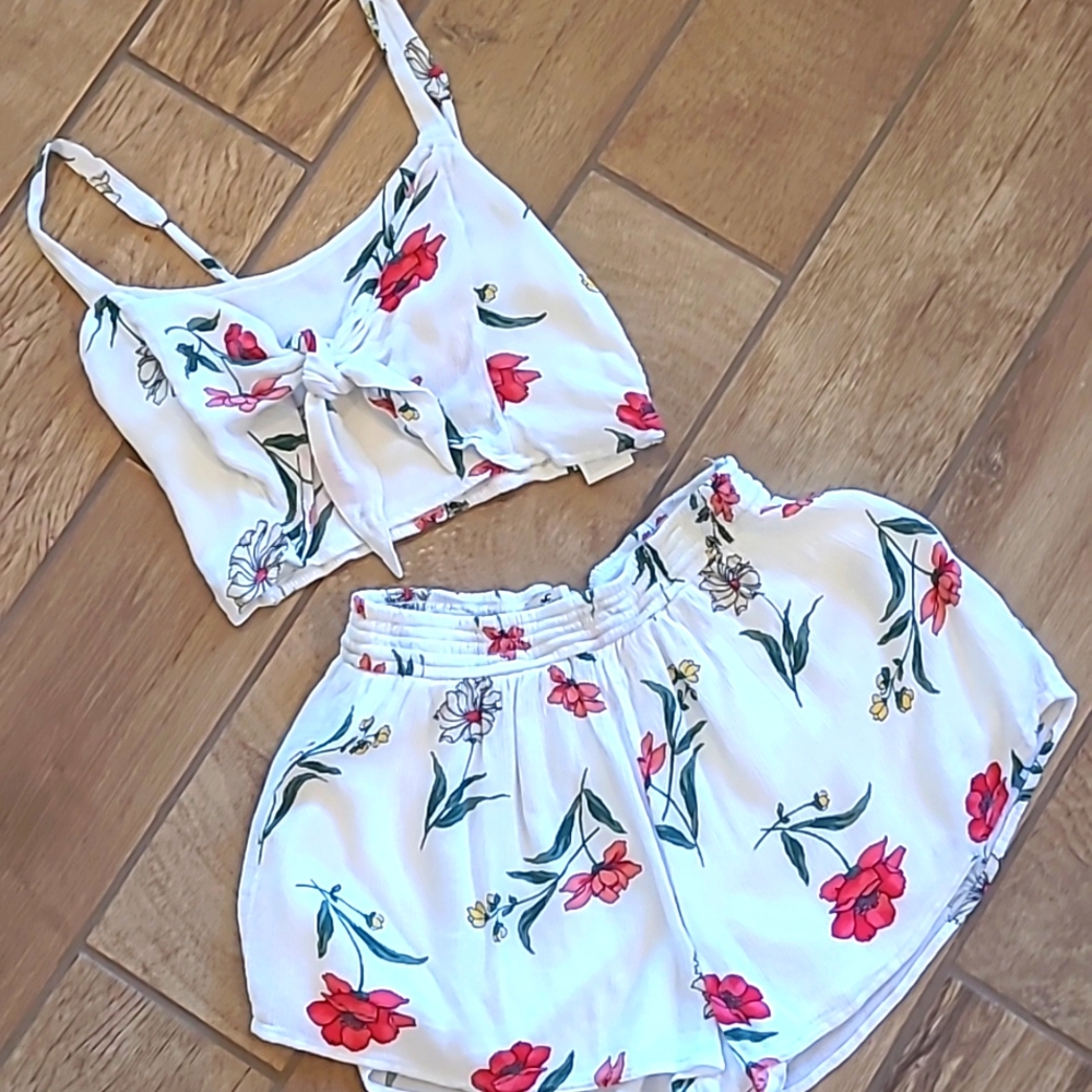 2pc M Shorts Crop Top Summer Shorts White